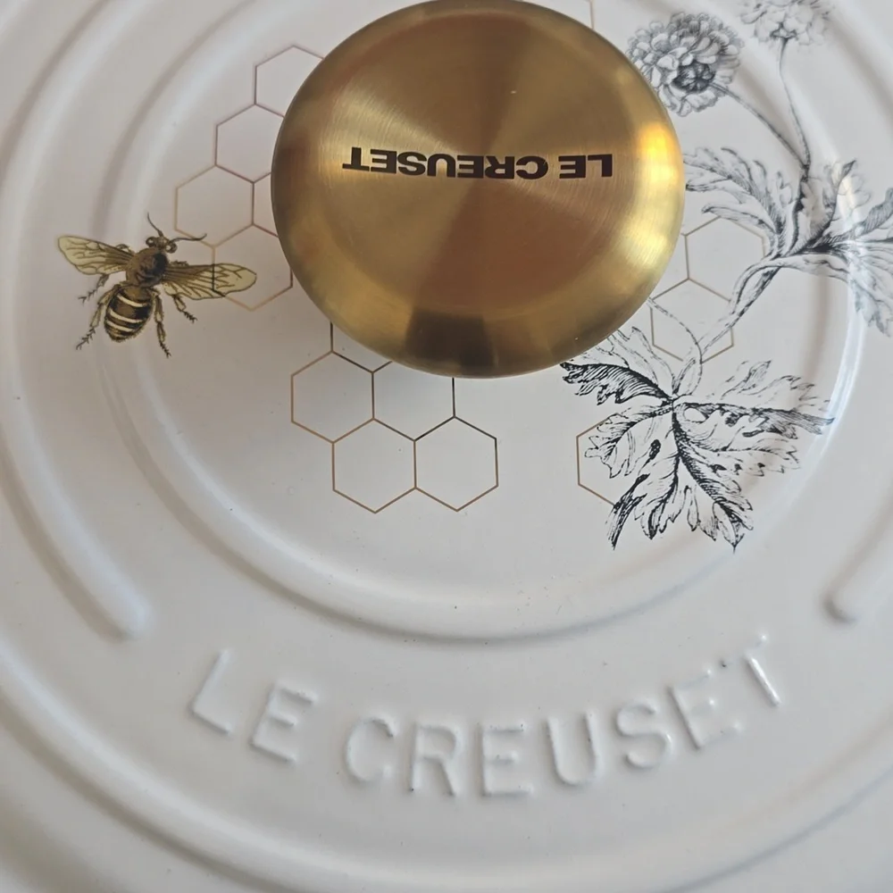 NEW Le Creuset Enameled Cast Iron Round Oven, 4 1/2-Qt.Honeycomb,Retail $500.00